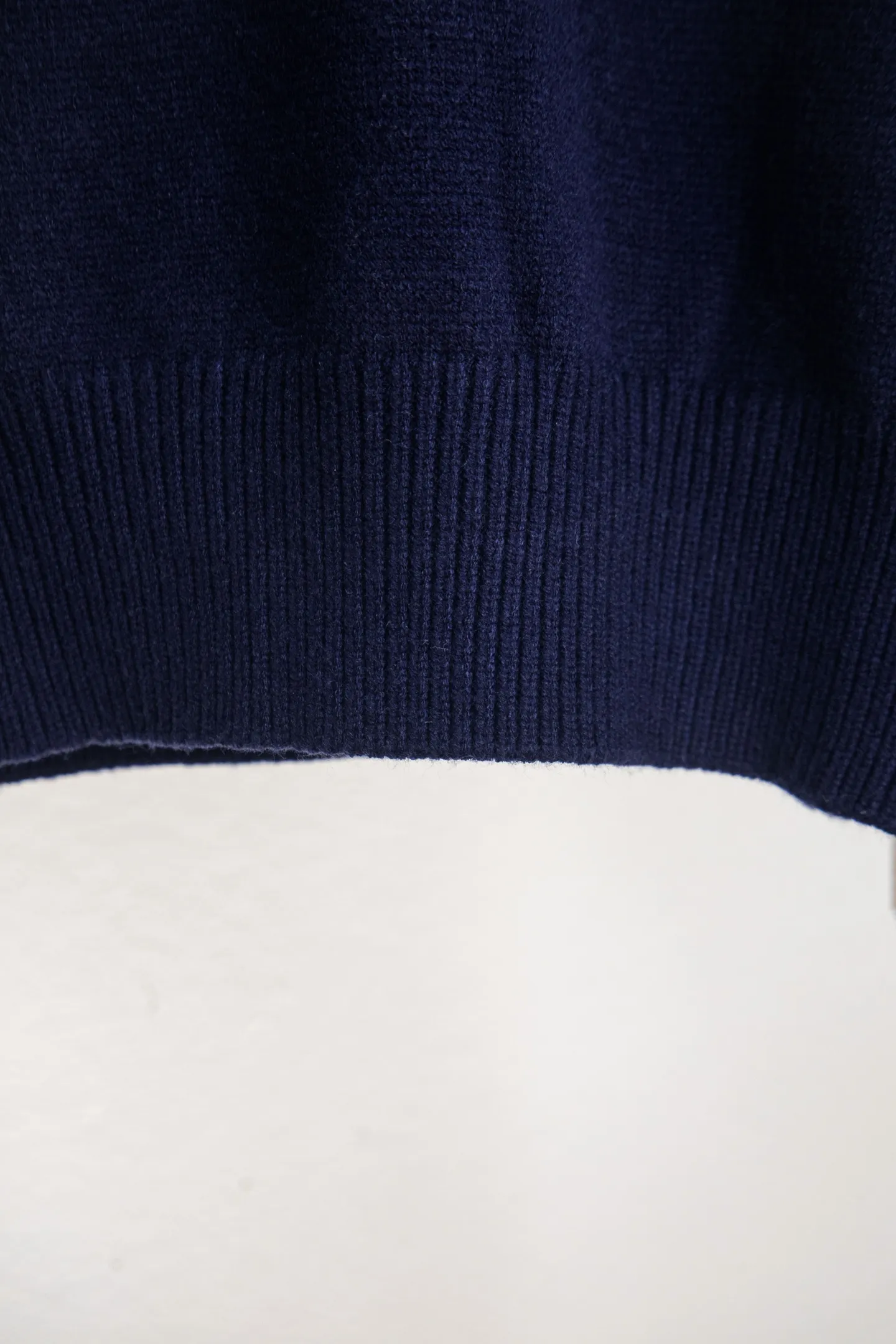 P230 Style number: Y258 Ralph Lauren POLO twist button open-chest sweater is a limited edition every year. There won’t be many styles in the store! Ralph Lauren men's half-button sweater. The shape is really nice. It can be worn alone or as a coat. It can be worn outside the inner layer. It is versatile and looks good. Tag, hanging grain, washable, packaging bag, full set of accessories. The appearance is quite high. The workmanship is super exquisite. Color: navy, gray, apricot, navy. Size: S M L XL